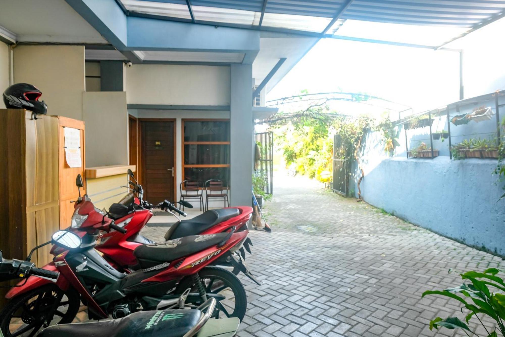 Reddoorz @ Jalan Kedawung 2*