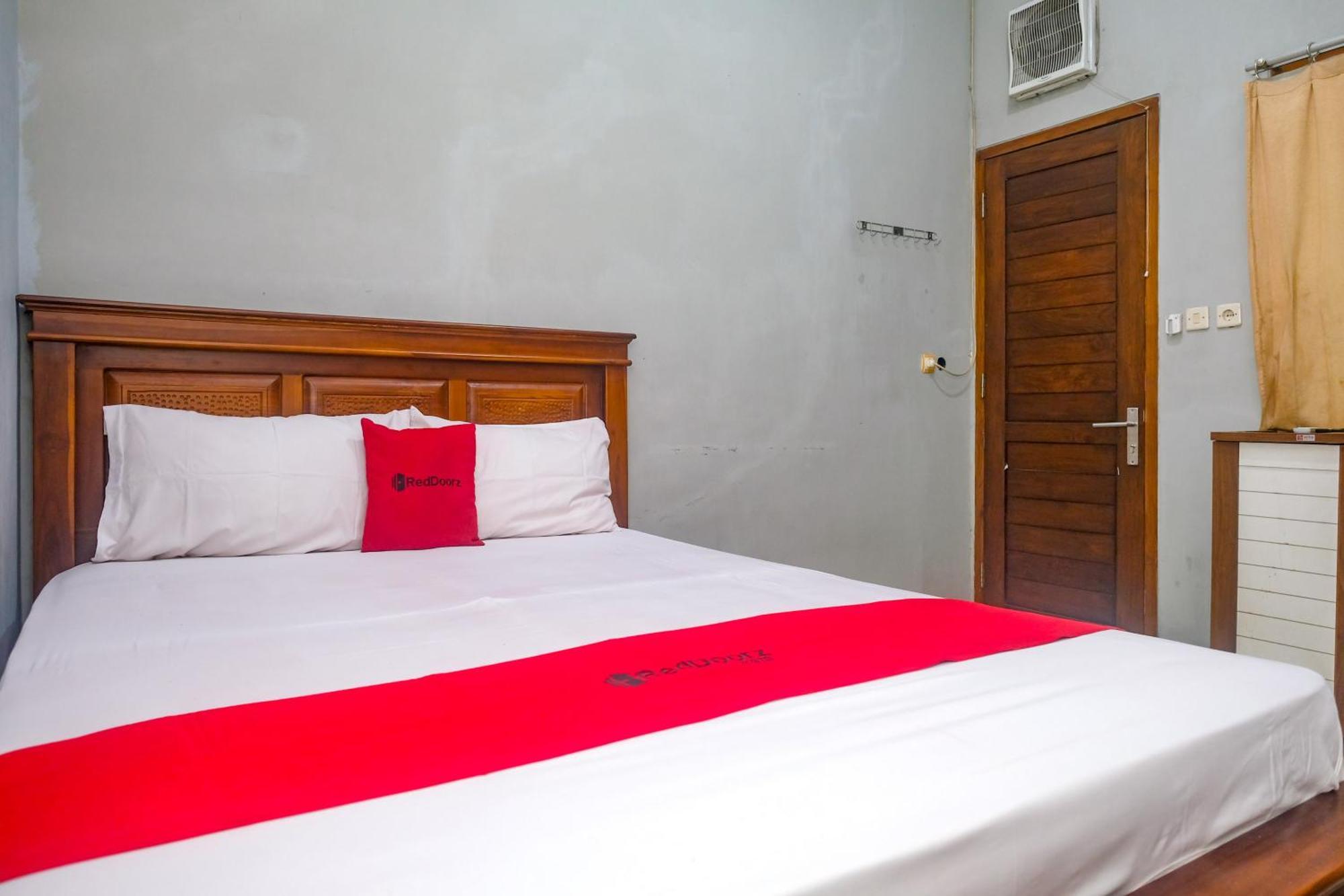 Wisma tamu Reddoorz @ Jalan Kedawung 2*